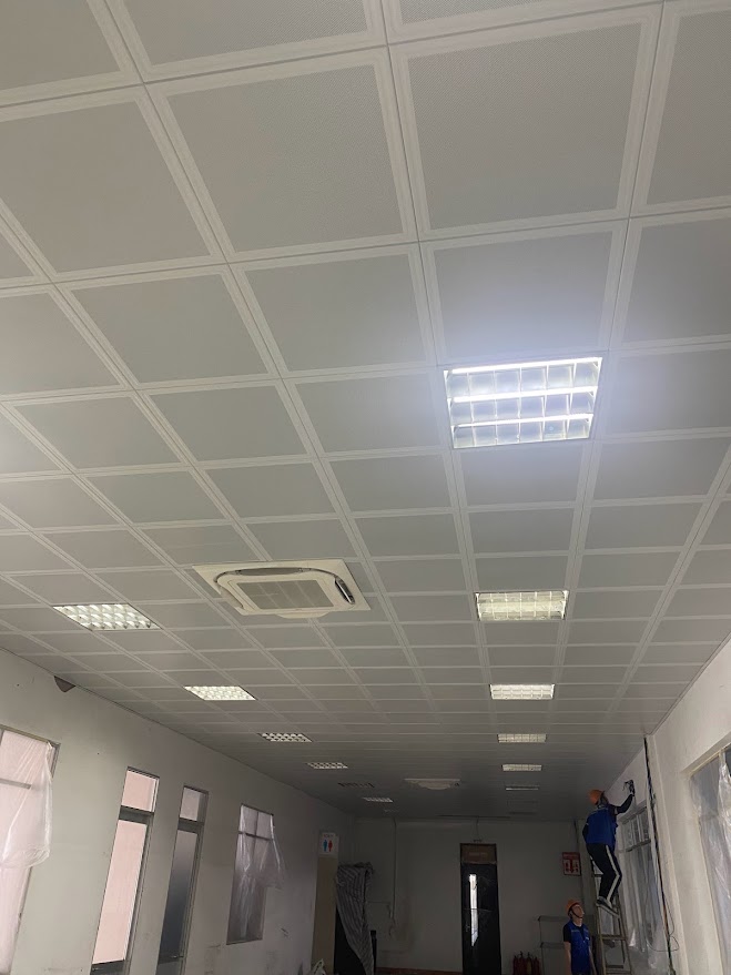 trần nhôm clip-in 600x600 cho văn phòng